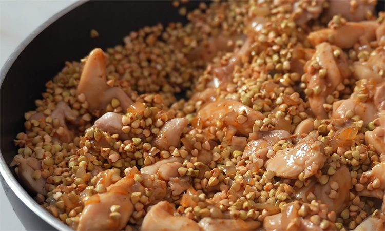 Вы не поверите, что недорогая крупа может быть такой вкусной. Разваристая гречка по-императорски