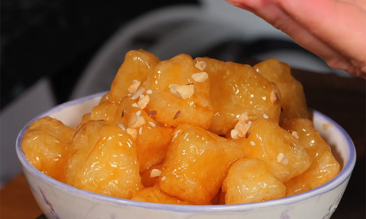 Никаких других ингредиентов не нужно. Просто обжарьте яблоки и получите лучший десерт