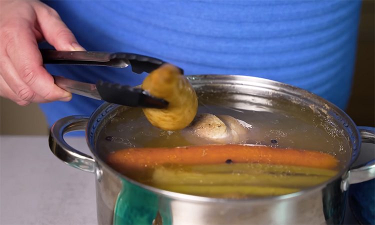 Цветом ярче золота: сначала варим, потом в духовку. Рецепт настоящей рульки как в Праге