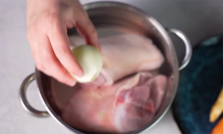 Цветом ярче золота: сначала варим, потом в духовку. Рецепт настоящей рульки как в Праге