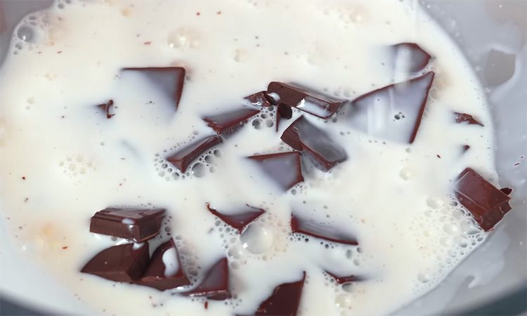 За считанные минуты: без яиц и желатина. Шоколадный кондитерский мусс из 2 ингредиентов