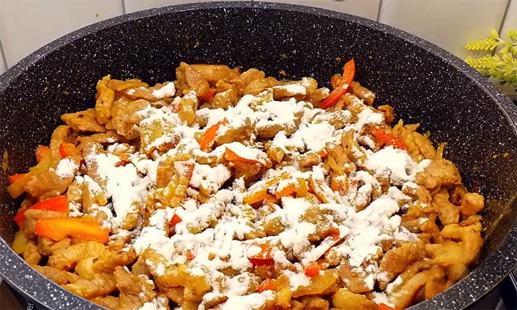 Мясо в «хрустящей шапочке» к новогоднему столу. Нежнейшая свинина под тонким тестом