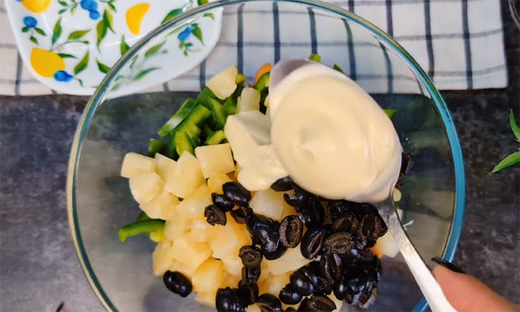 В Новый год его разбирают быстрее Оливье и Шубы, а готовится он намного проще. Салат Маргарита