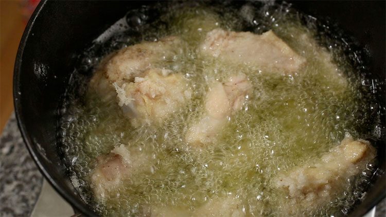 Вкус пропитывает даже тонкие косточки. Готовим куриные крылышки в особом чесночном маринаде