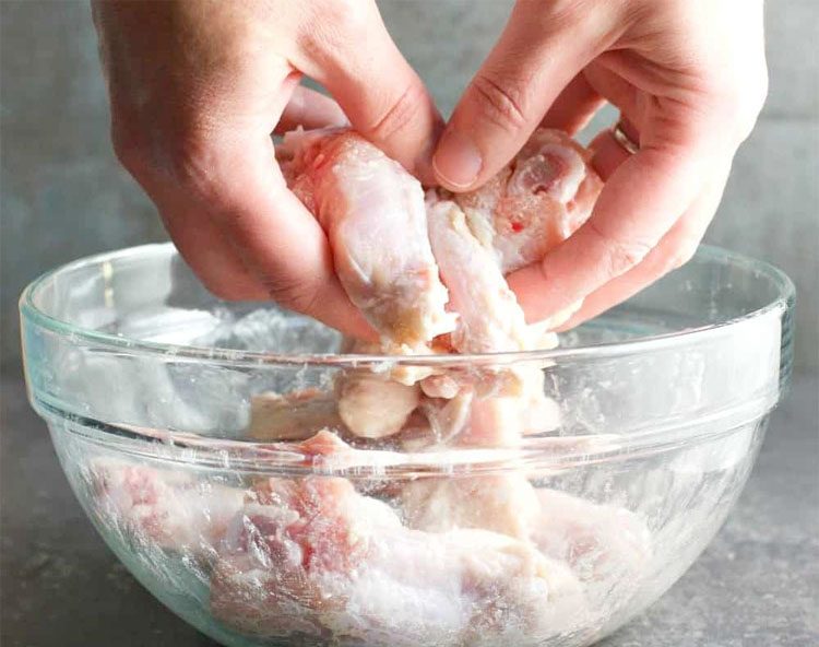 Вкус пропитывает даже тонкие косточки. Готовим куриные крылышки в особом чесночном маринаде