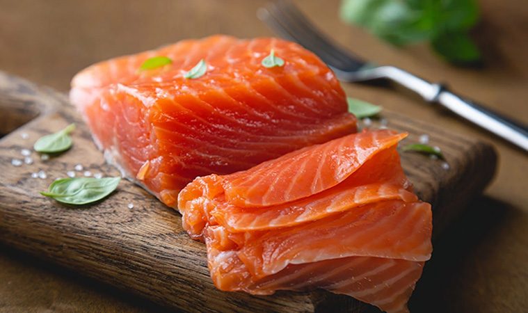 Всегда плотная, без пересола, лишней воды и соли. Засолка красной рыбы по шагам