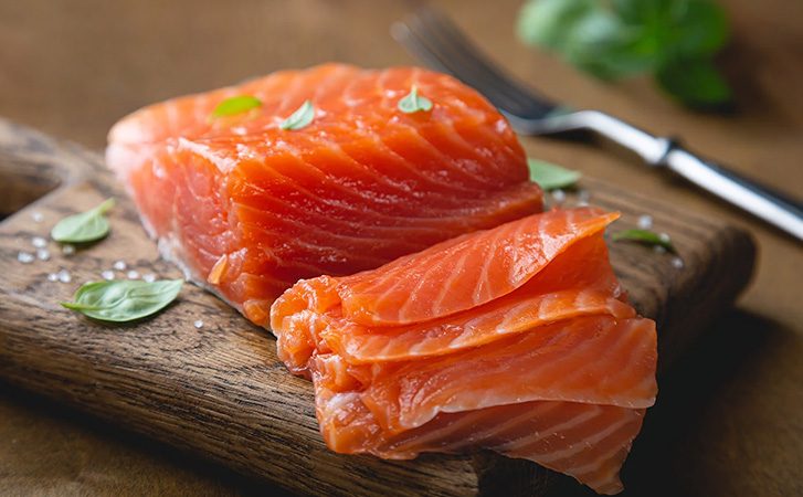 Всегда плотная, без пересола, лишней воды и соли. Засолка красной рыбы по шагам