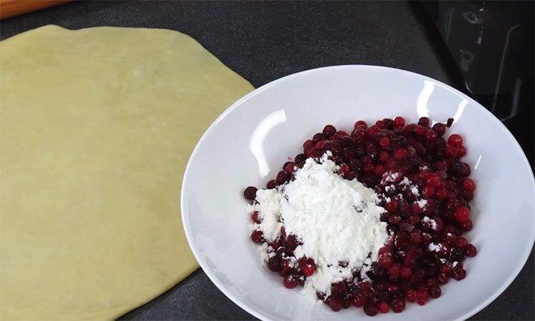 Замес за минуты, можно заморозить. Универсальное слоеное тесто без лишних добавок