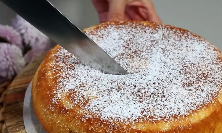 Вместо замеса сразу выливаем тесто на сковородку. Как приготовить торт-пирог за 5 минут