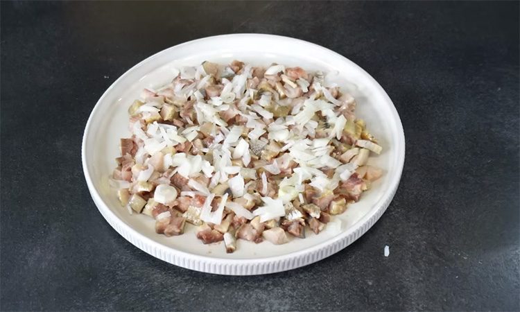 Почти как селедка под шубой, только вкуснее и собирать проще. Лучший салат на Новый год