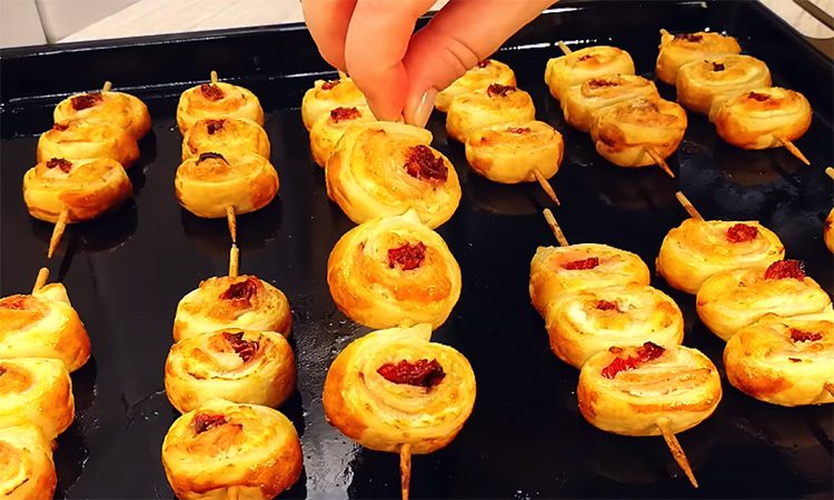 Мини-шашлычки в хрустящем тесте на аккуратных шпажках. Закуска покоряет с первого взгляда
