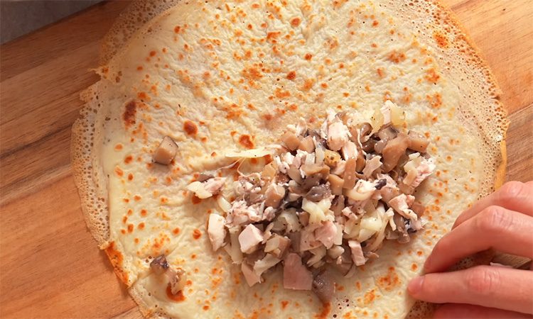 Даже на праздник идет на ура. Закусочные блинчики с курицей и грибами