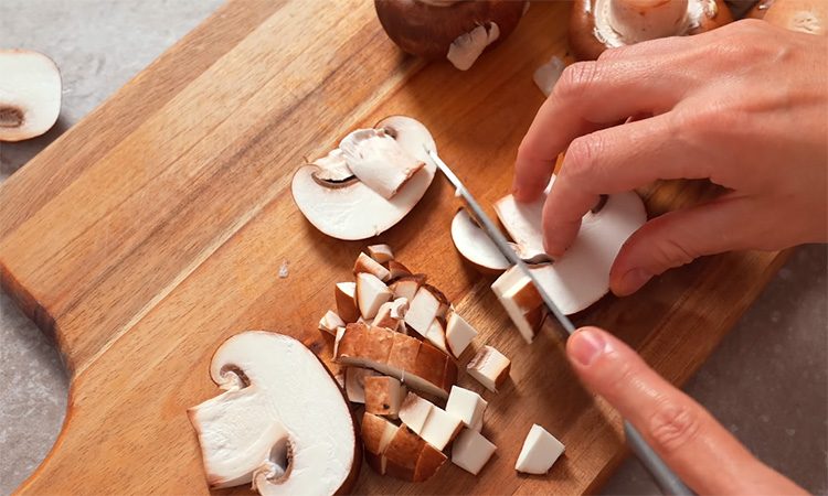 Даже на праздник идет на ура. Закусочные блинчики с курицей и грибами