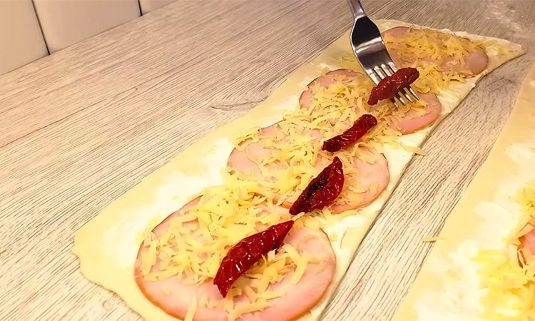 Мини-шашлычки в хрустящем тесте на аккуратных шпажках. Закуска покоряет с первого взгляда