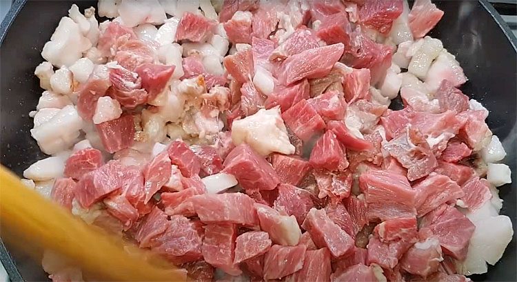 Расход мяса минимальный, но вкус получается насыщенный. Картофельная колбаса на горячее