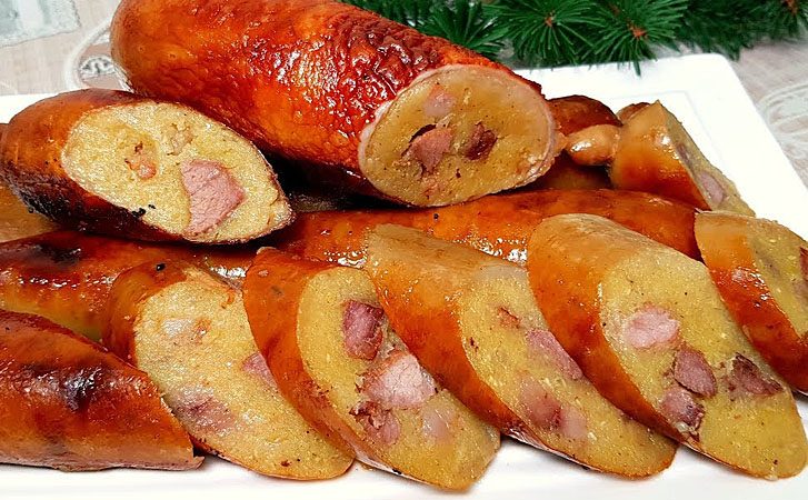 Расход мяса минимальный, но вкус получается насыщенный. Картофельная колбаса на горячее