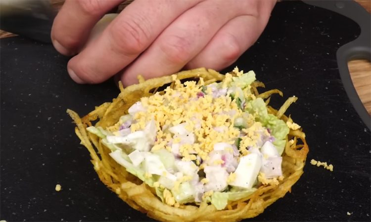 Гениальная находка на новогодний стол. Праздничный салат «Гнездо Глухаря» с порционной подачей