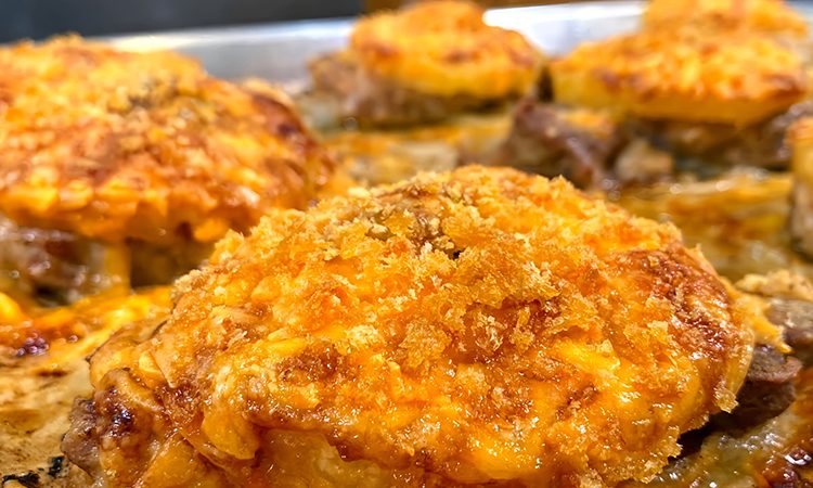 Сочное, вкусное, растает во рту. Мясо по-французски без майонеза, а соусом бешамель