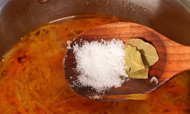 Самый красный, с крепким бульоном. Борщ на свиных ребрышках с дополнительными ингредиентами