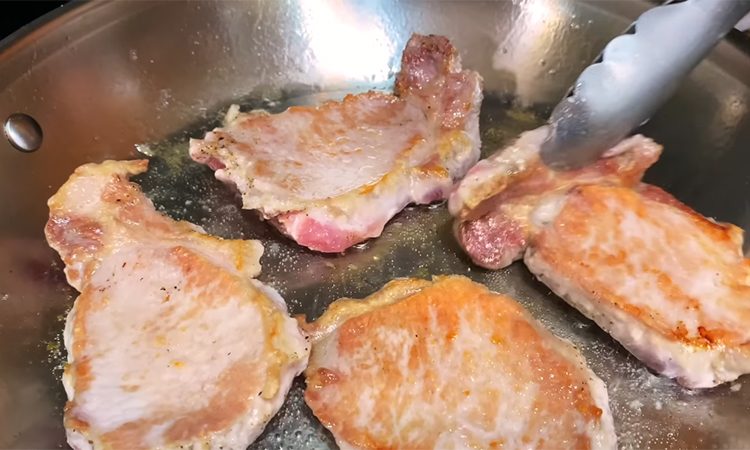 Сочное, вкусное, растает во рту. Мясо по-французски без майонеза, а соусом бешамель