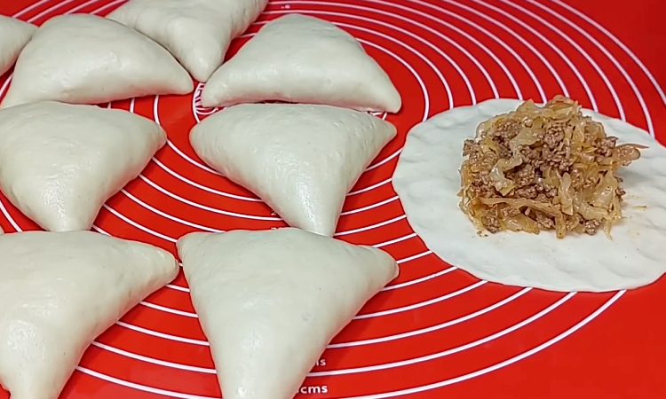 Легкое тесто, после них нет тяжести. Треугольники на кефире за 15 минут