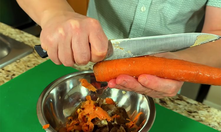 Все дело в правильной заправке. Классический винегрет, но с новым вкусом