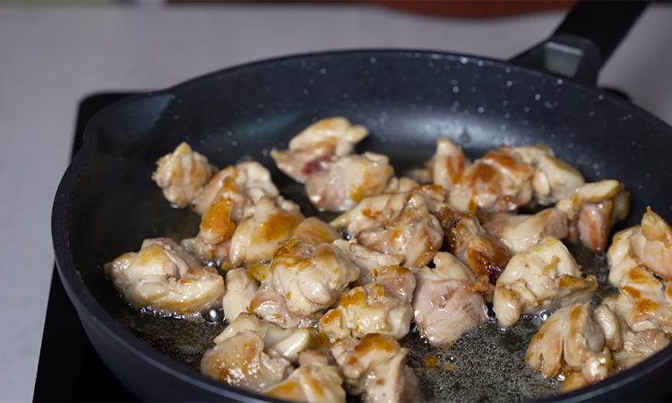 Сметана с чесноком и луком. Рецепт дежурной подливы для всегда сочной курицы