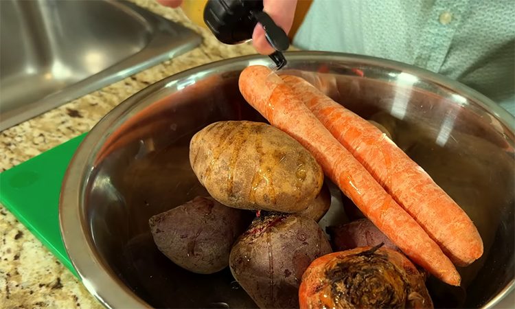 Все дело в правильной заправке. Классический винегрет, но с новым вкусом