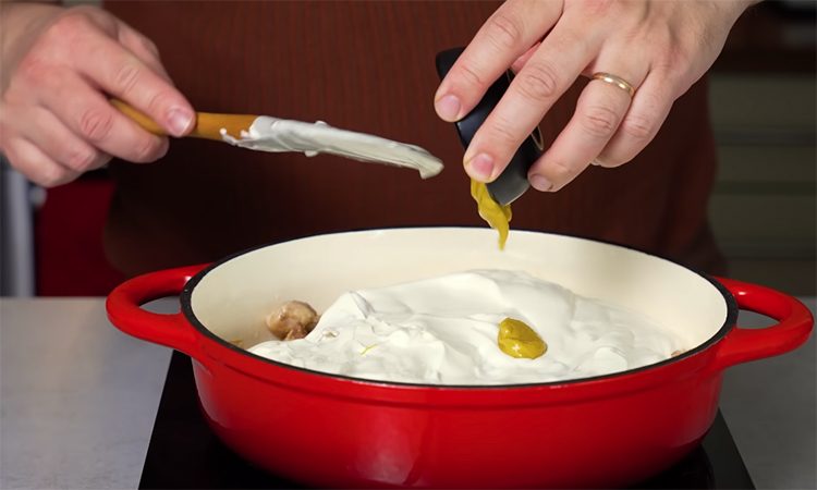 Сметана с чесноком и луком. Рецепт дежурной подливы для всегда сочной курицы