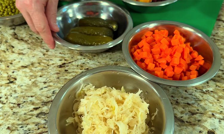 Все дело в правильной заправке. Классический винегрет, но с новым вкусом