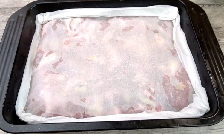 Весь сок и вкус остаются внутри. Готовим мясо в духовке в бумаге