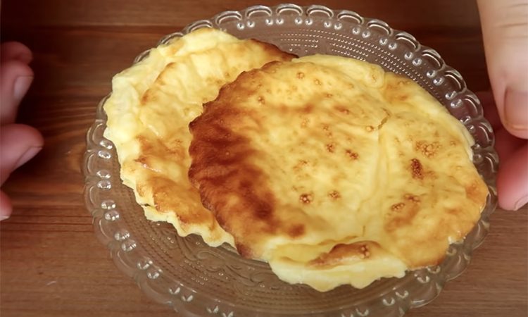 За 5 минут она уже на столе. Взяли форму для кексов и используем для ленивой выпечки