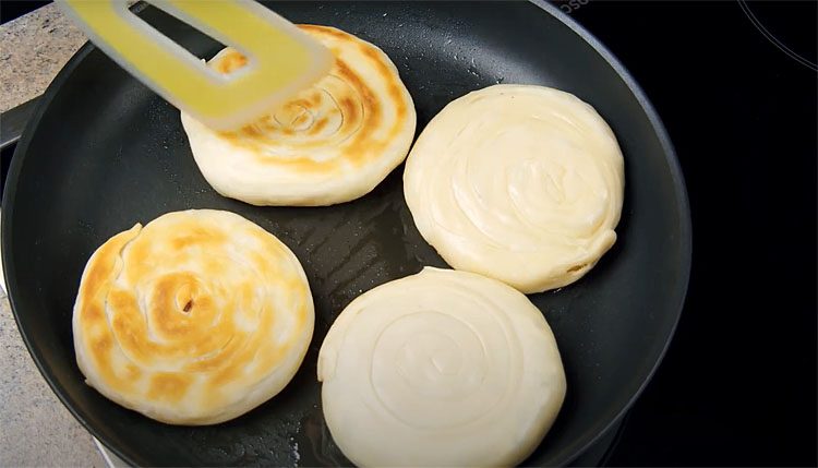 Лепешки, хычины и плацинды. Взяли лист теста и сделали 3 вида разной выпечки за минуты