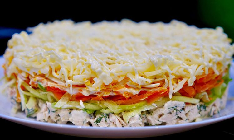 Слоями мясо, грибы, сыр и сладкий перец. Шикарный салат на Новый год