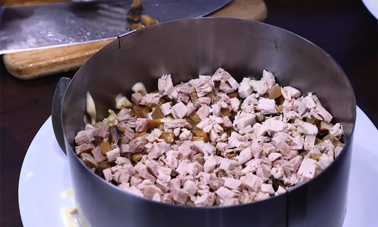 Слоями мясо, грибы, сыр и сладкий перец. Шикарный салат на Новый год