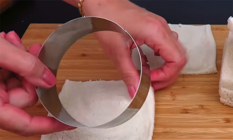 Порционная, праздничная подача. Прячем крабовый салат в хрустящие «кармашки»