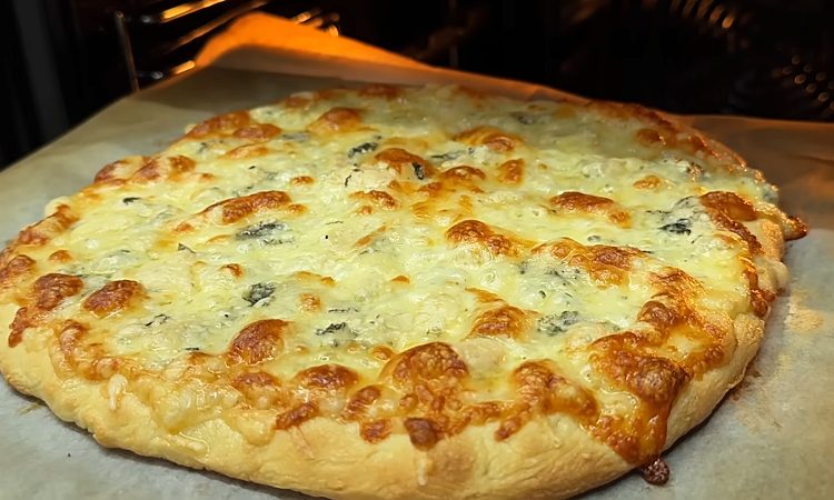 Делаем пиццу в духовке, а получается как в дровяной печи. Корочка тонкая и хрустящая