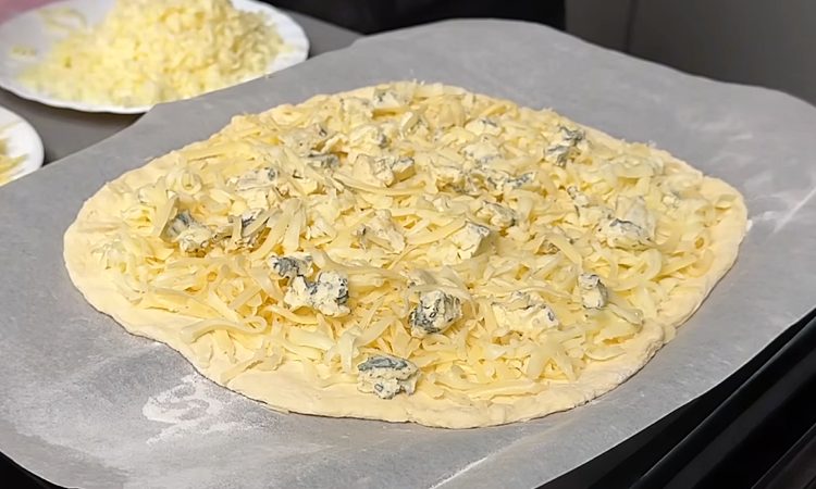 Делаем пиццу в духовке, а получается как в дровяной печи. Корочка тонкая и хрустящая