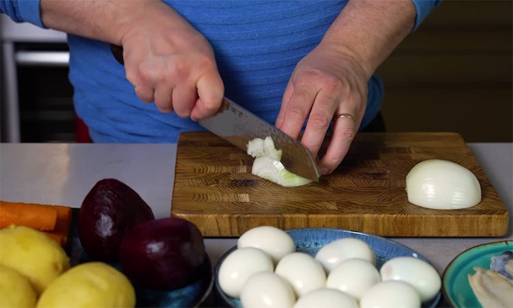 Рецепт почти классический, только вкуснее. Селедка под шубой с грузинским акцентом