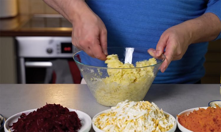 Рецепт почти классический, только вкуснее. Селедка под шубой с грузинским акцентом