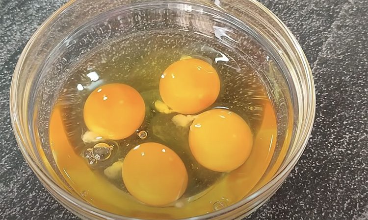 Нужно всего 2 ингредиента. Теперь у нас всегда получается высокий омлет