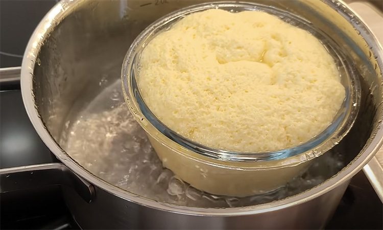 Нужно всего 2 ингредиента. Теперь у нас всегда получается высокий омлет