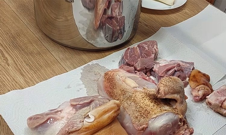 Сварите холодец по-новому, с запеченным мясом. Бульон прозрачный как слеза: современный рецепт