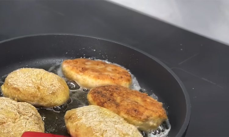 Такие овощные котлеты идут нарасхват. Вмешали в картошку квашеную капусту