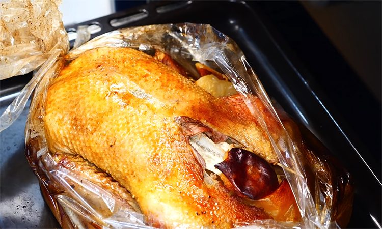 Нежнее шашлыка и вовсе не сухая. Утка в духовке на праздник