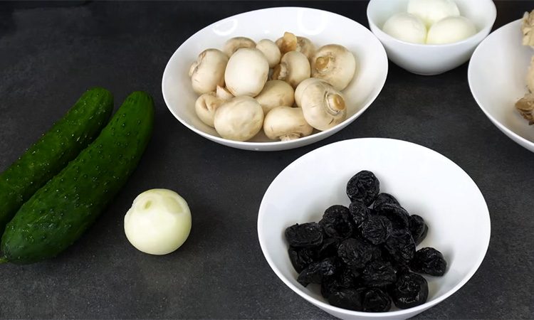 Его в СССР часто готовили тазиками вместо Оливье. Легендарный салат «Белая береза»