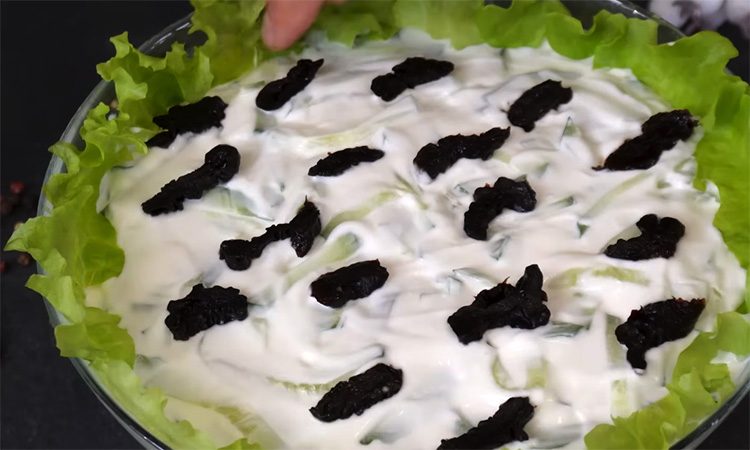 Его в СССР часто готовили тазиками вместо Оливье. Легендарный салат «Белая береза»