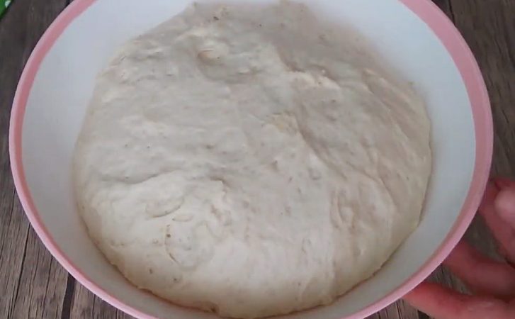 Результат нежный внутри и с корочкой. Доводим тесто для выпечки хлеба в чашке воды