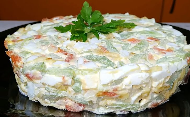 К ней добавляем секретный ингредиент. Делаем оливье не из мяса, а из красной рыбы