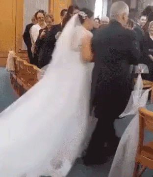 А эта свадьба, свадьба, свадьба пела и плясала